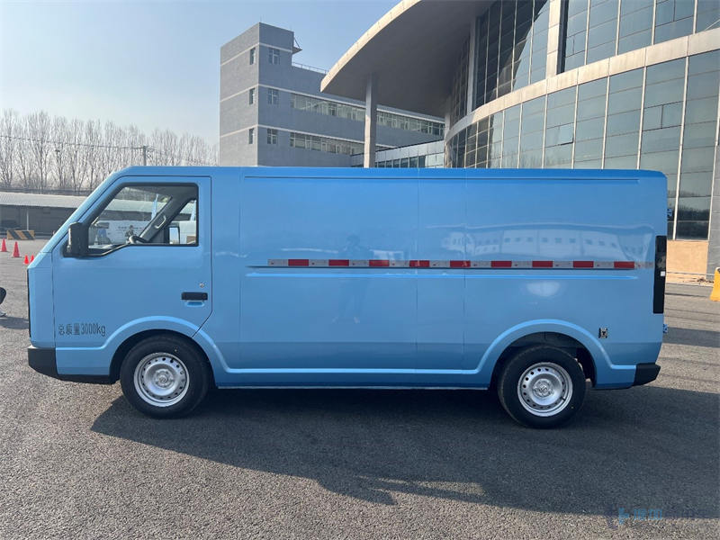 造型新颖 巨能“装” 鑫源E3实拍评测 - 第5张 - 提加商用车网 造型新颖 巨能“装” 鑫源E3实拍评测 - 第5张