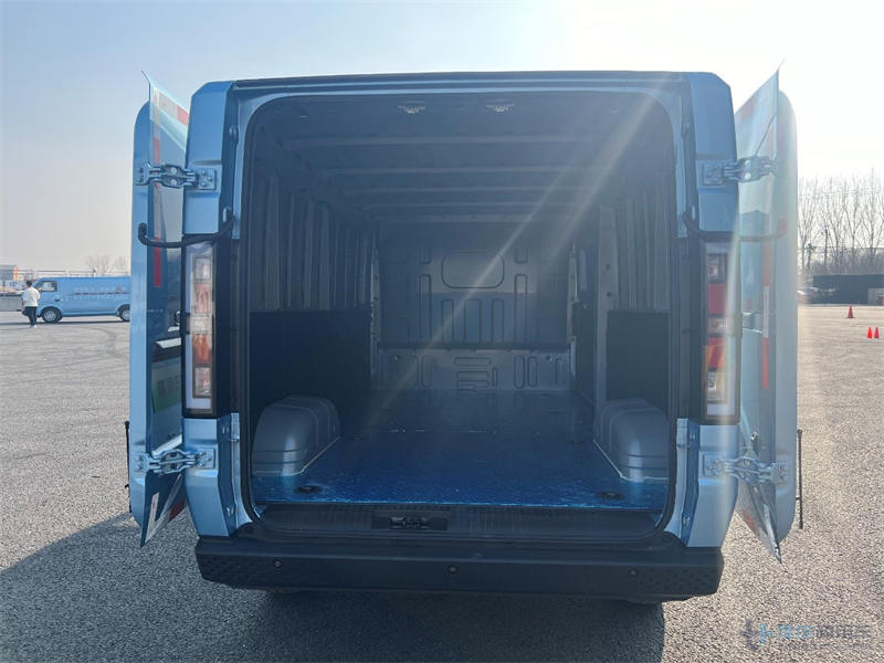 造型新颖 巨能“装” 鑫源E3实拍评测 - 第7张 - 提加商用车网 造型新颖 巨能“装” 鑫源E3实拍评测 - 第7张