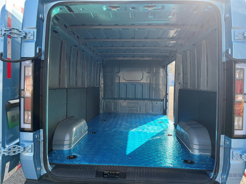 造型新颖 巨能“装” 鑫源E3实拍评测 - 第8张 - 提加商用车网 造型新颖 巨能“装” 鑫源E3实拍评测 - 第8张