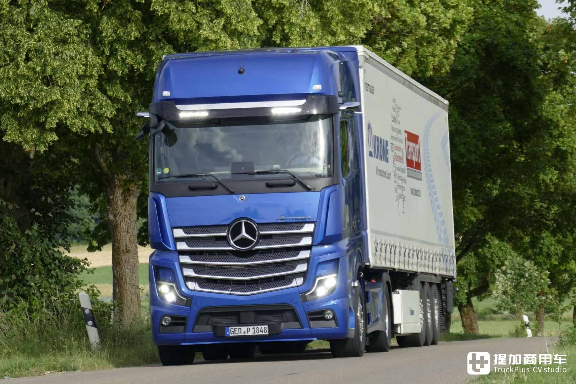 第三代OM471发动机，超人性化单人生活舱，奔驰Actros L 1848旗舰牵引车实拍