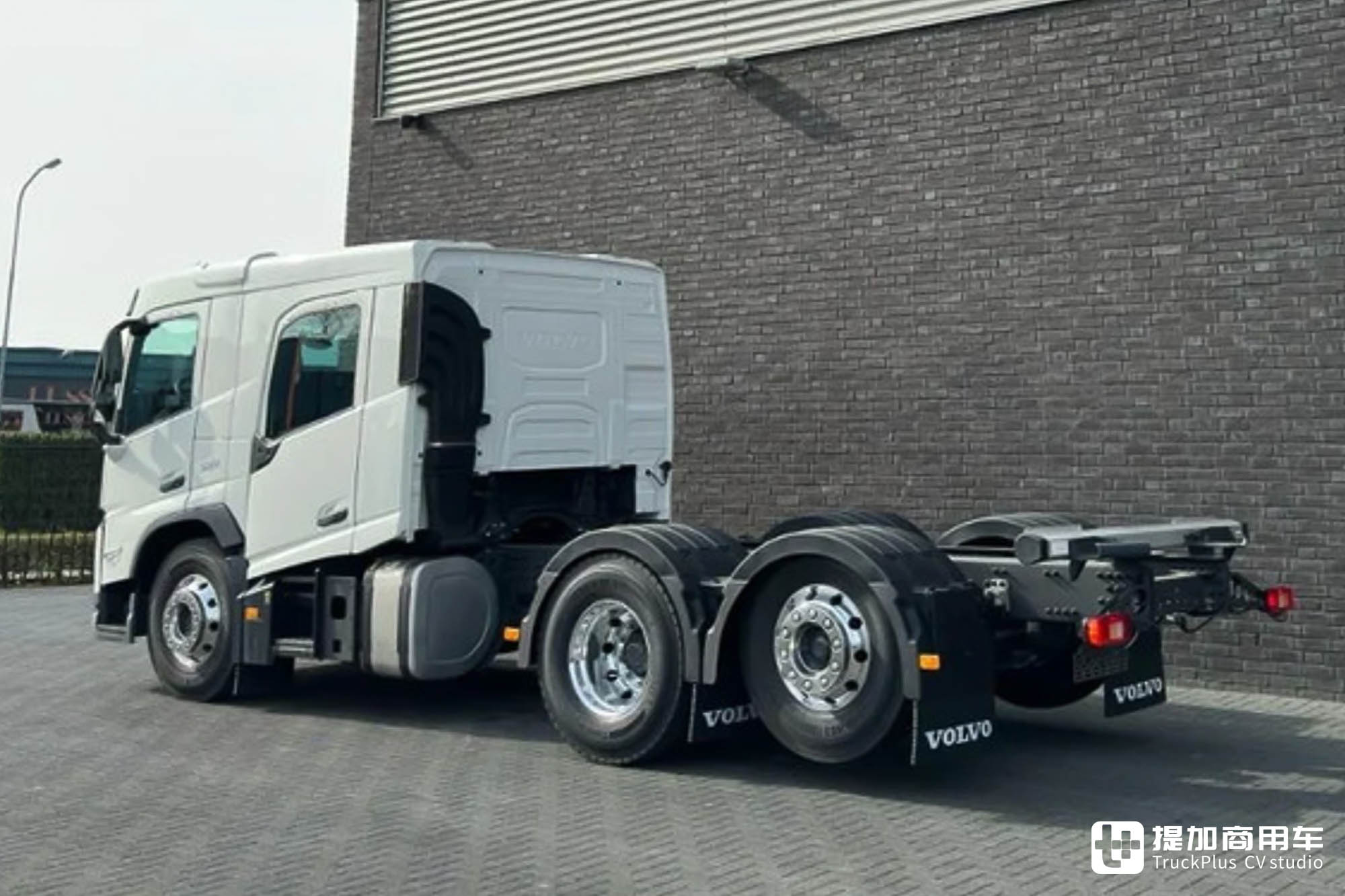 重卡房车“圣体”?双排驾驶室+6x2空悬,沃尔沃FM底盘实拍 - 第11张 - 提加商用车网 重卡房车“圣体”?双排驾驶室+6x2空悬,沃尔沃FM底盘实拍 - 第11张