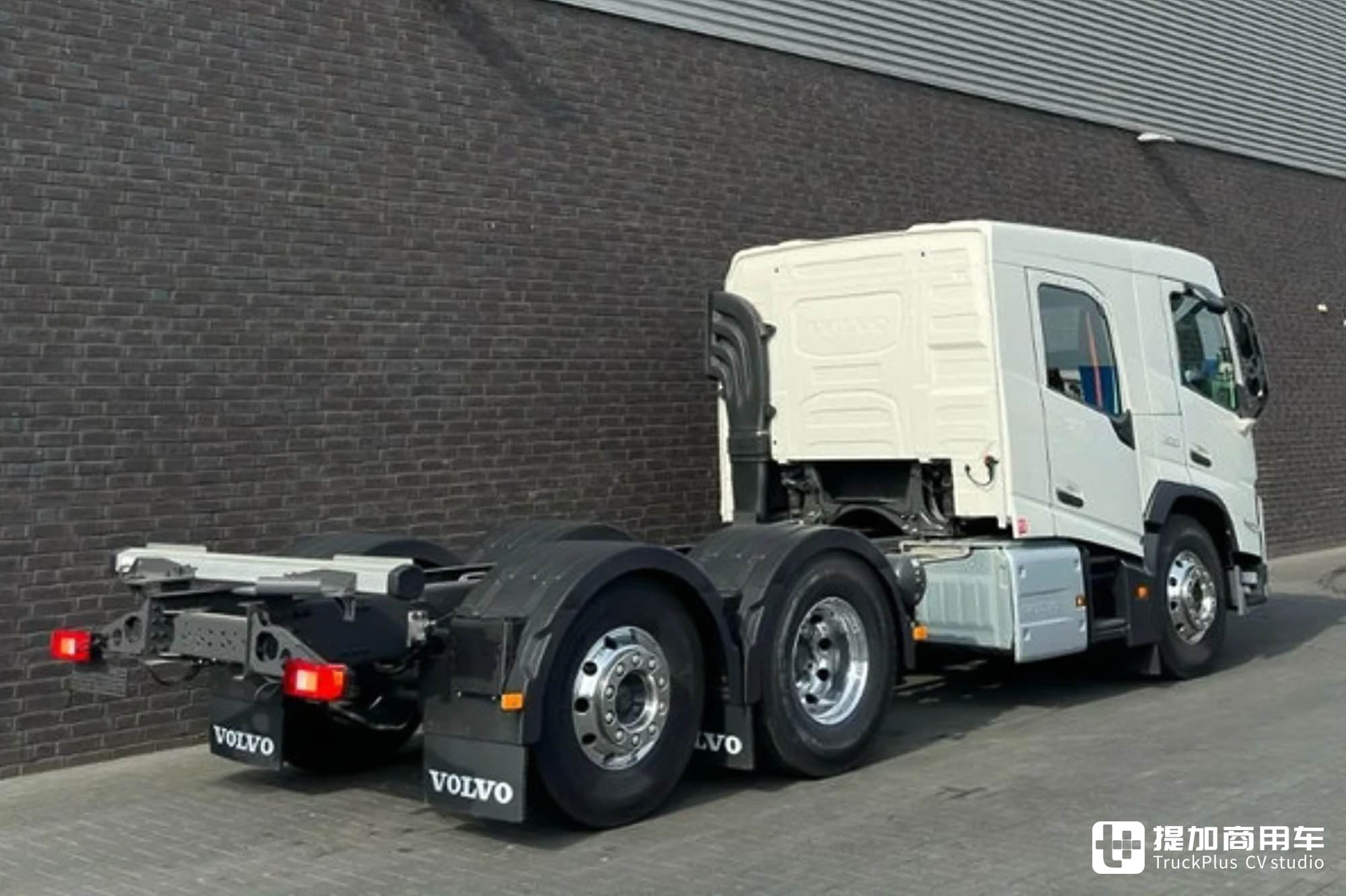 重卡房车“圣体”?双排驾驶室+6x2空悬,沃尔沃FM底盘实拍 - 第8张 - 提加商用车网 重卡房车“圣体”?双排驾驶室+6x2空悬,沃尔沃FM底盘实拍 - 第8张