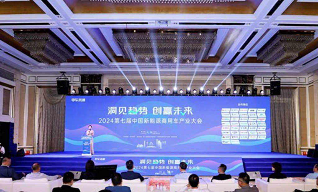 集智满盈 高能来电，上汽红岩智电版新能源重卡荣获“年度绿卡”大奖 - 第1张