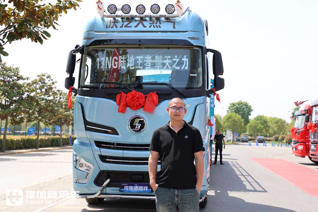 引领新风向标,陕汽X6000 17NG 700马力燃气车交付河南客户