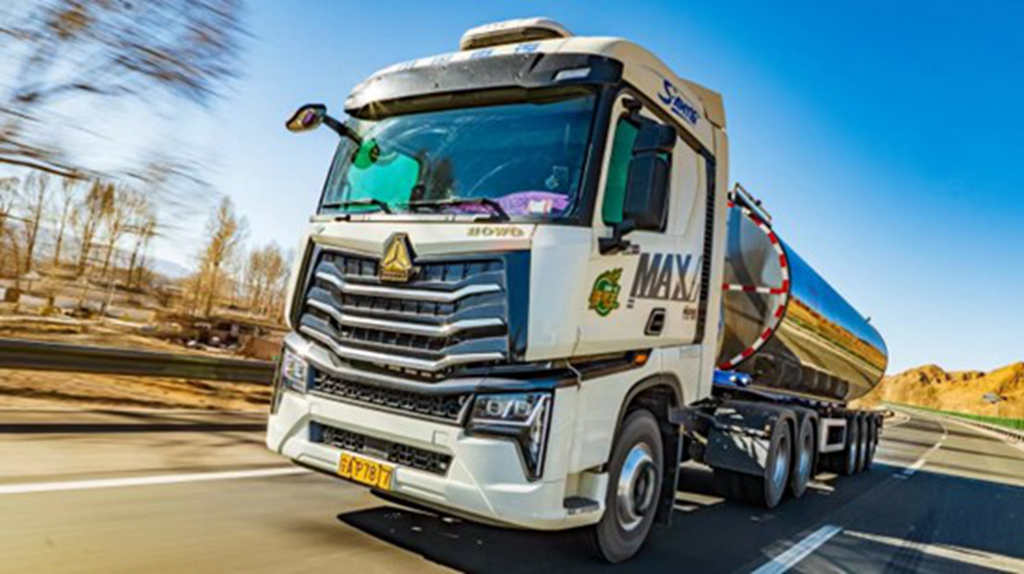 鲜奶运输还能“爆”金条装备?1400公里实测,王师傅分享:中国重汽豪沃