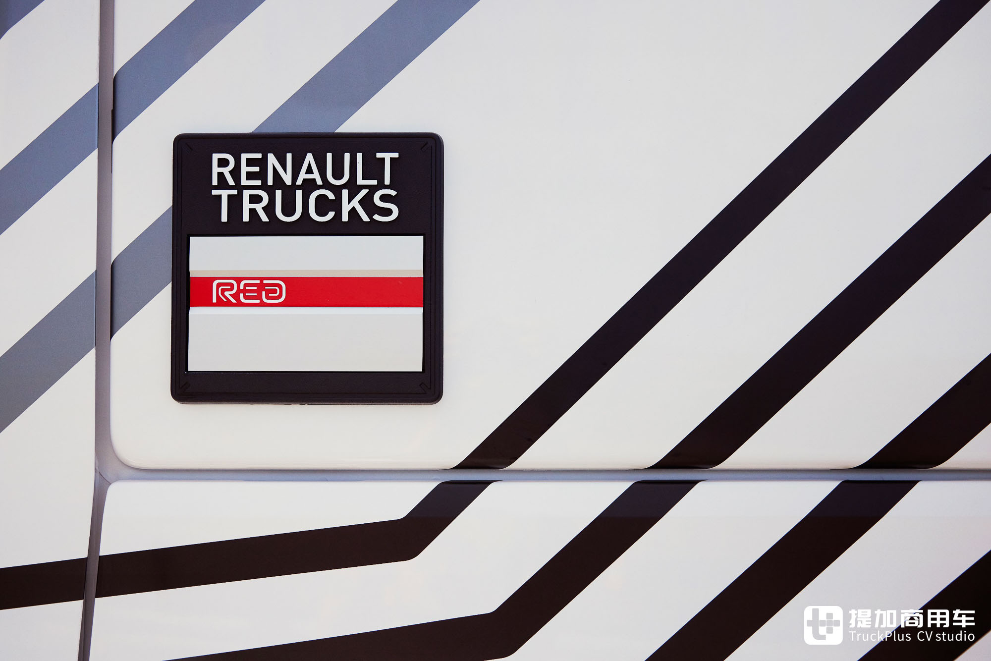 官方翻新二手车,还推出了限定版?雷诺T Red牵引车了解一下 - 第2张 - 提加商用车网 官方翻新二手车,还推出了限定版?雷诺T Red牵引车了解一下 - 第2张
