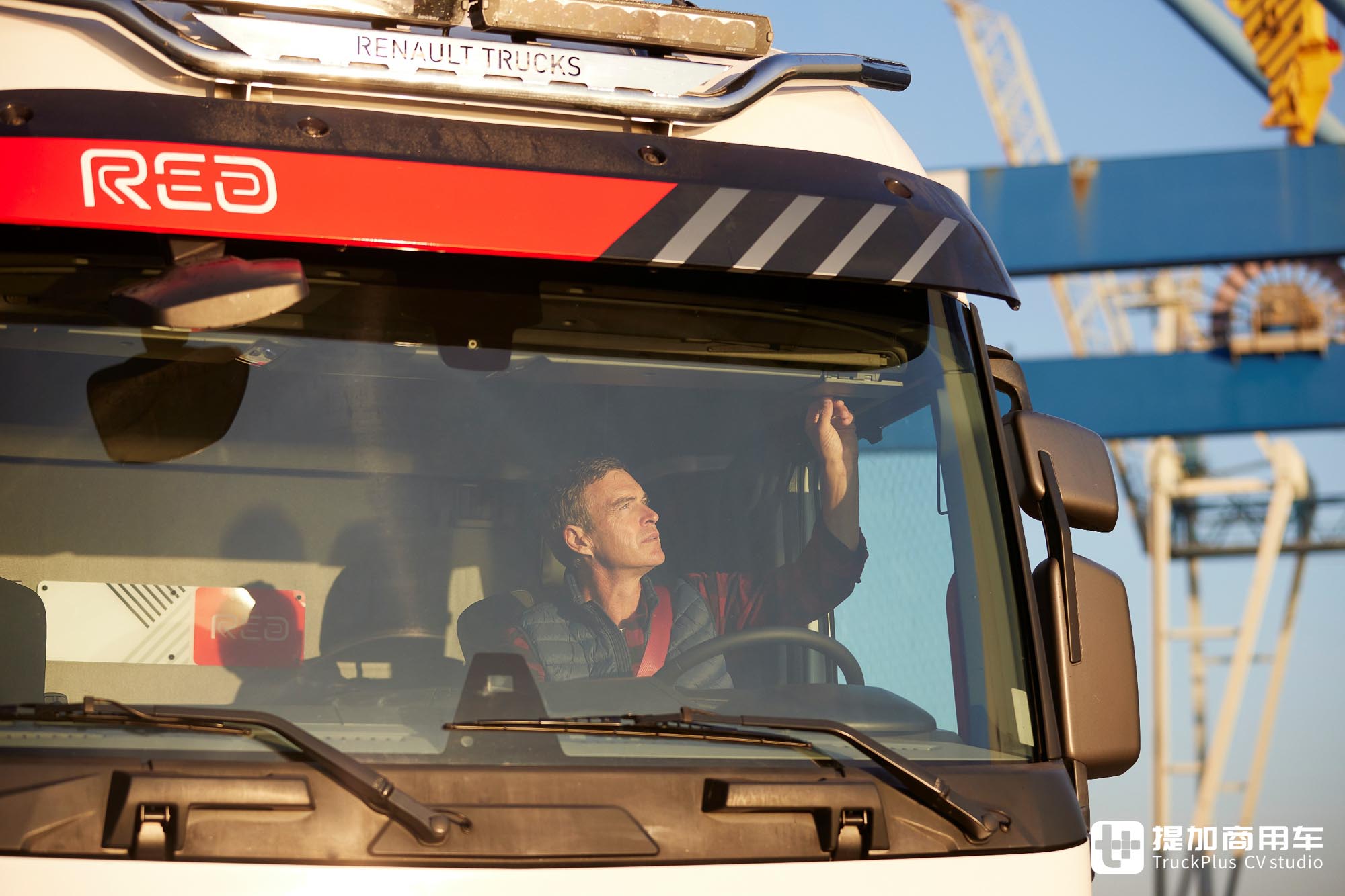 官方翻新二手车,还推出了限定版?雷诺T Red牵引车了解一下 - 第7张 - 提加商用车网 官方翻新二手车,还推出了限定版?雷诺T Red牵引车了解一下 - 第7张