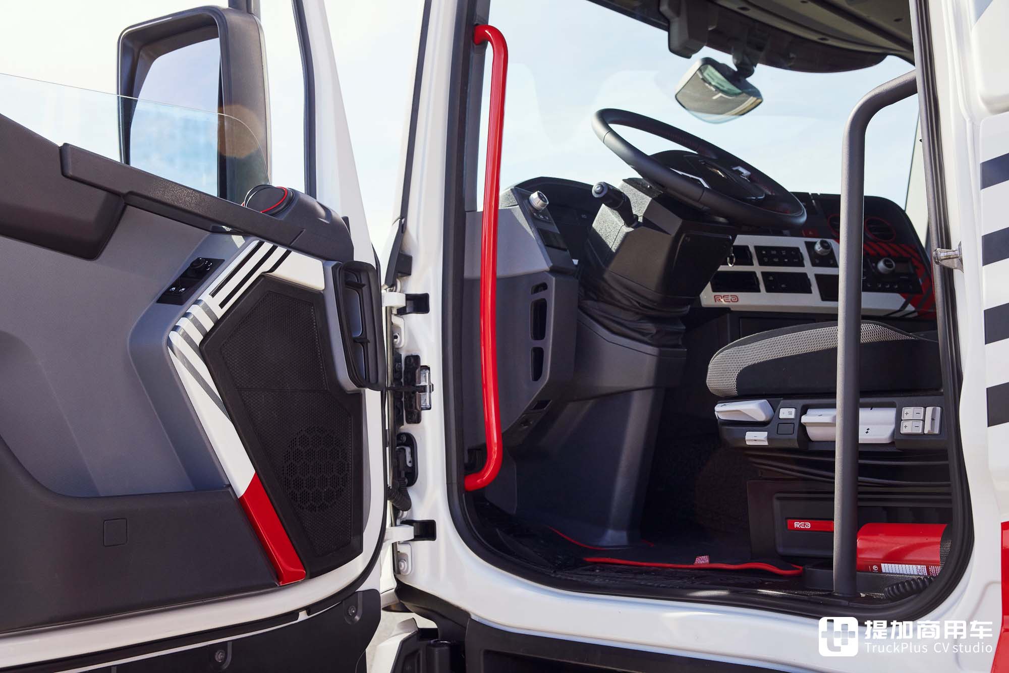 官方翻新二手车,还推出了限定版?雷诺T Red牵引车了解一下 - 第11张 - 提加商用车网 官方翻新二手车,还推出了限定版?雷诺T Red牵引车了解一下 - 第11张