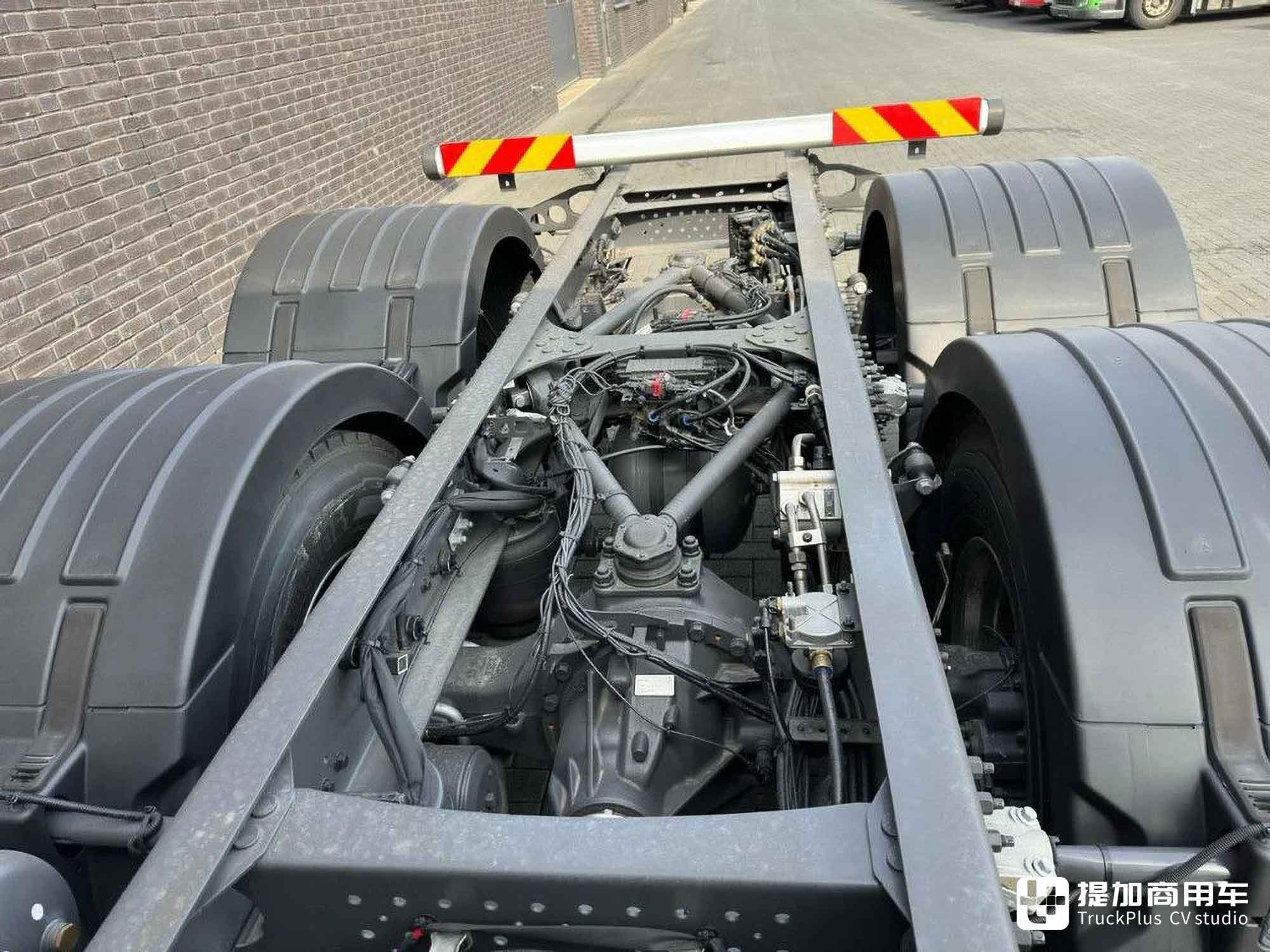 重卡房车“圣体”?双排驾驶室+6x2空悬,沃尔沃FM底盘实拍 - 第10张 - 提加商用车网 重卡房车“圣体”?双排驾驶室+6x2空悬,沃尔沃FM底盘实拍 - 第10张