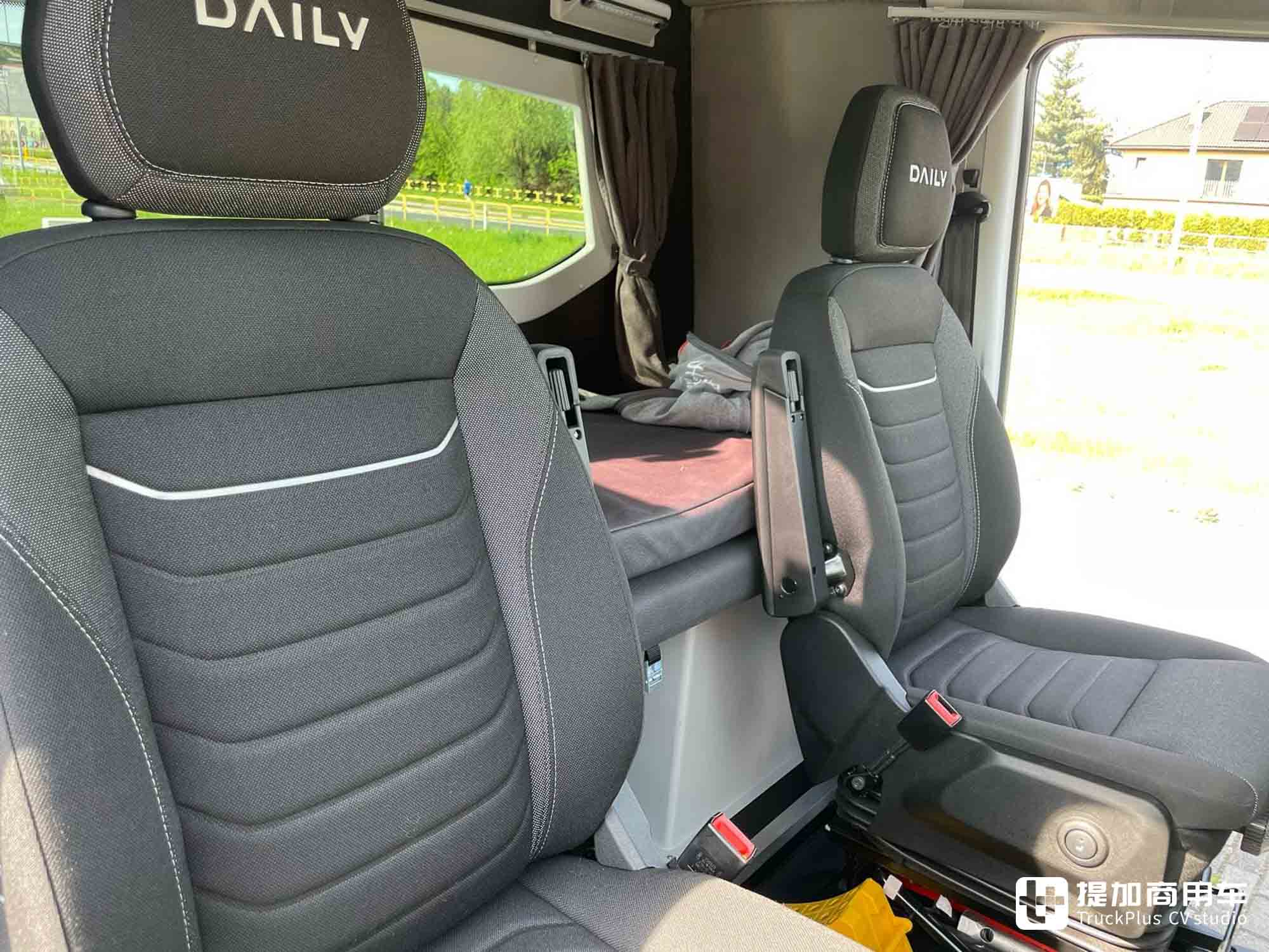 改装生活舱,能睡觉还带厨房?能跑长途的依维柯Daily平板车喜欢吗? - 第10张 - 提加商用车网 改装生活舱,能睡觉还带厨房?能跑长途的依维柯Daily平板车喜欢吗? - 第10张