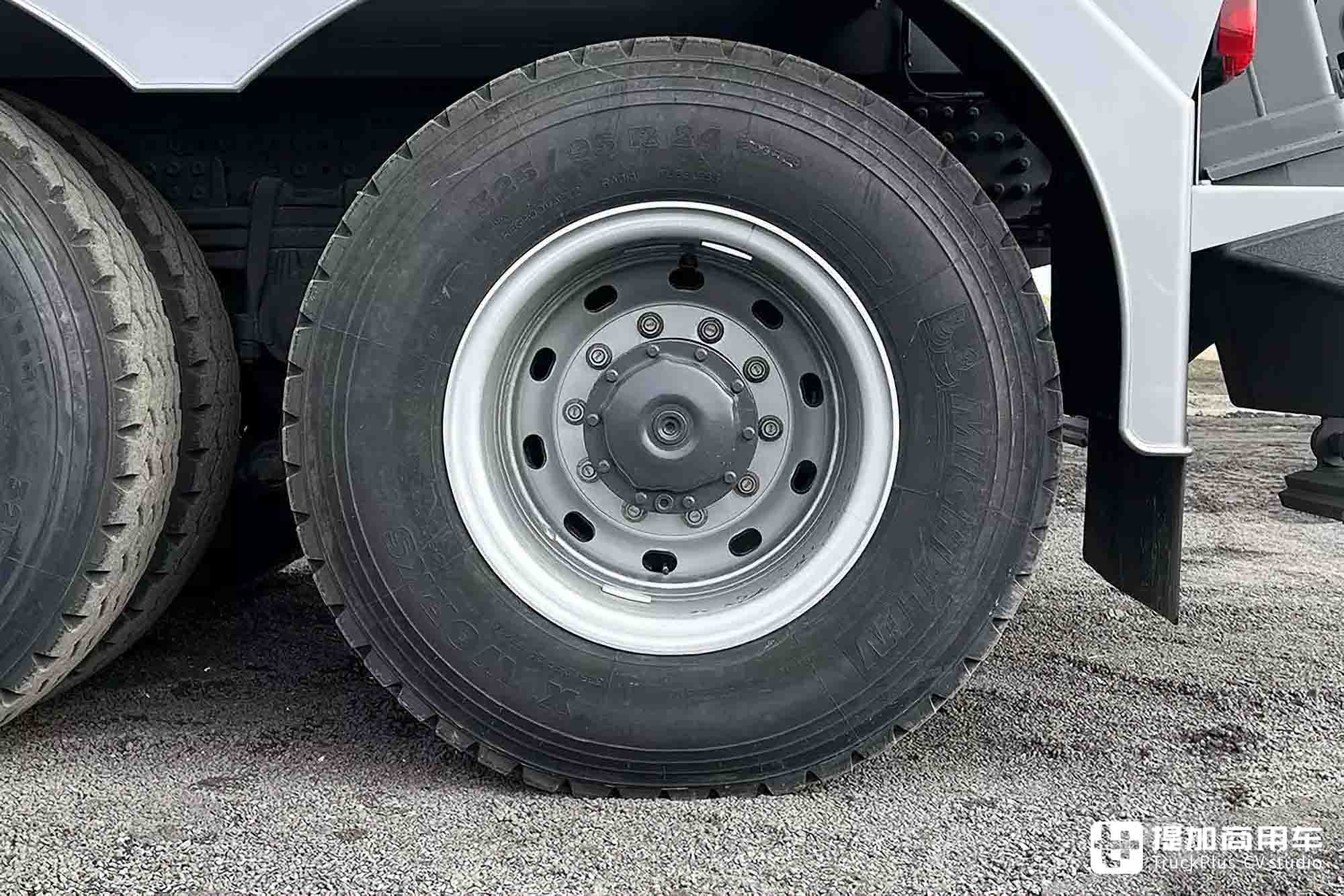 奔驰最特殊的卡车之一，长头结构越野性能强悍，带你好好看看新一代Zetros车型 - 第12张