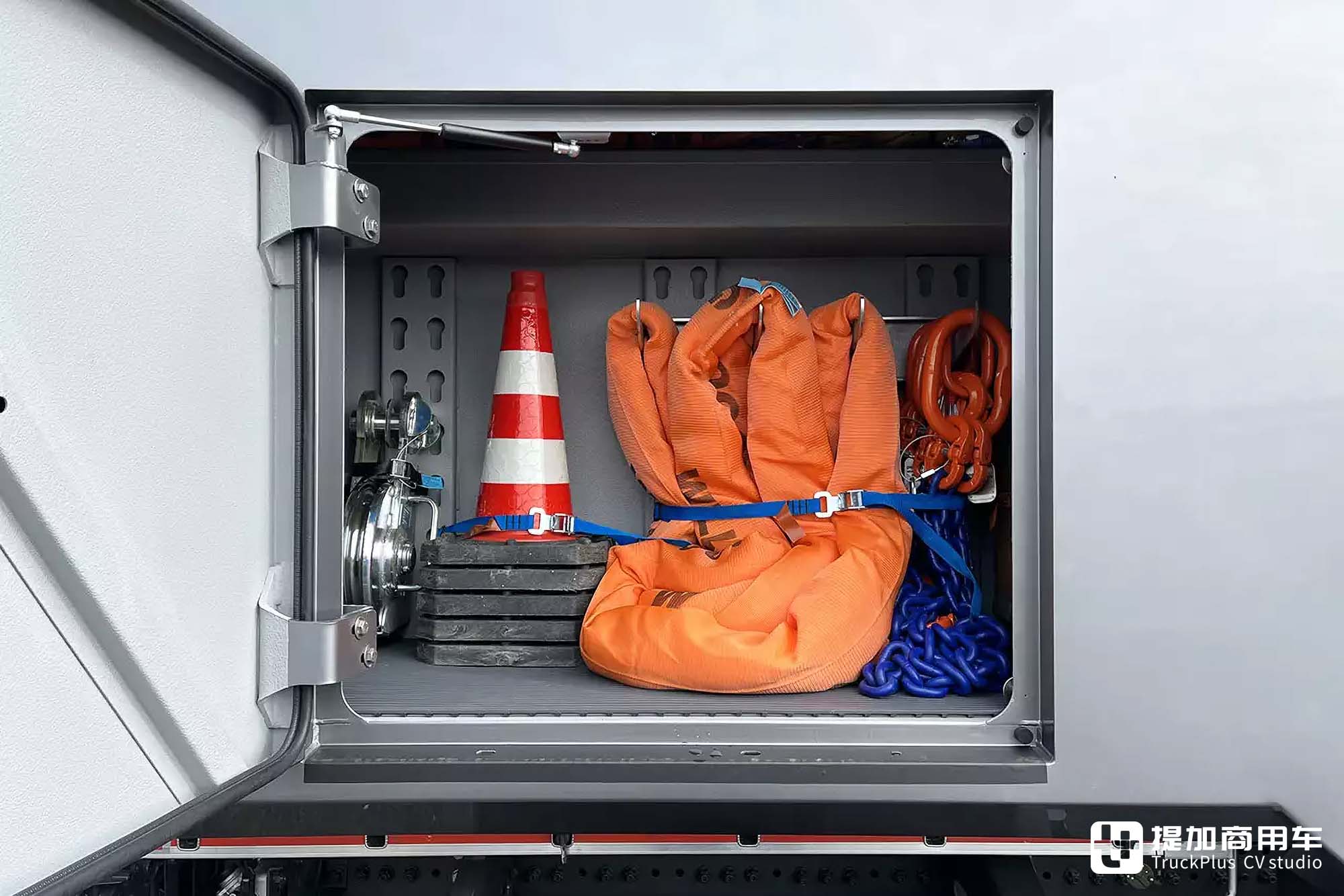 奔驰最特殊的卡车之一，长头结构越野性能强悍，带你好好看看新一代Zetros车型 - 第16张