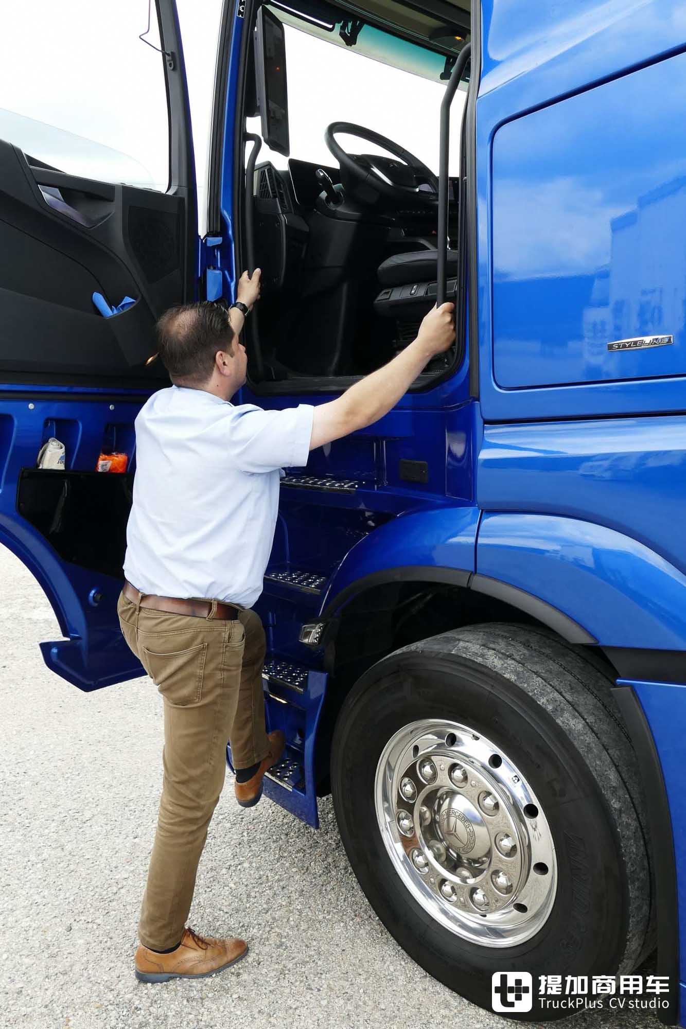 第三代OM471发动机,超人性化单人生活舱,奔驰Actros L 1848旗舰牵引车实拍 - 第16张 - 提加商用车网 第三代OM471发动机,超人性化单人生活舱,奔驰Actros L 1848旗舰牵引车实拍 - 第16张