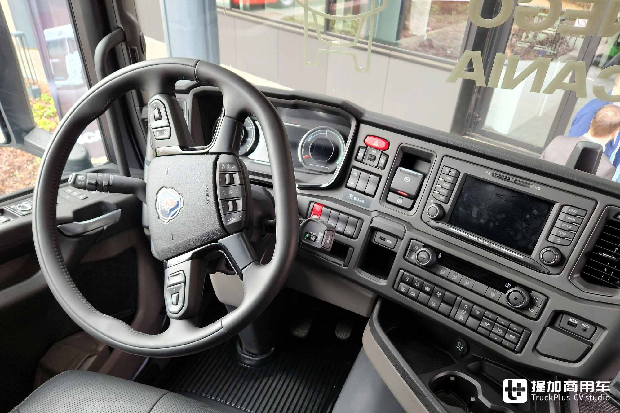 满载续航440公里，斯堪尼亚纯电卡车最强战力，45 S电动牵引车实拍 - 第13张