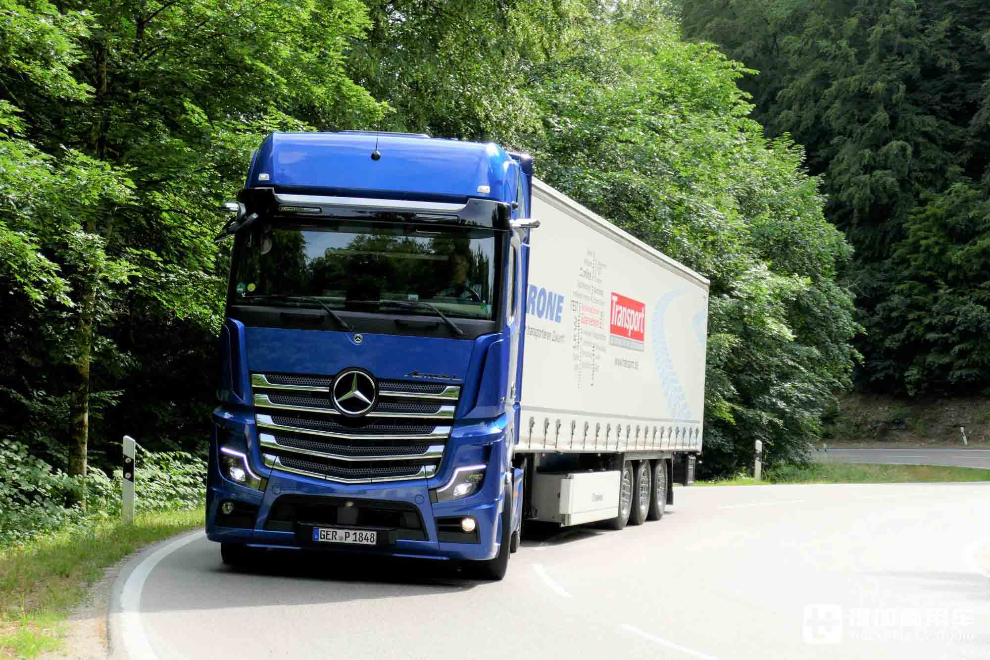 第三代OM471发动机,超人性化单人生活舱,奔驰Actros L 1848旗舰牵引车实拍 - 第2张 - 提加商用车网 第三代OM471发动机,超人性化单人生活舱,奔驰Actros L 1848旗舰牵引车实拍 - 第2张