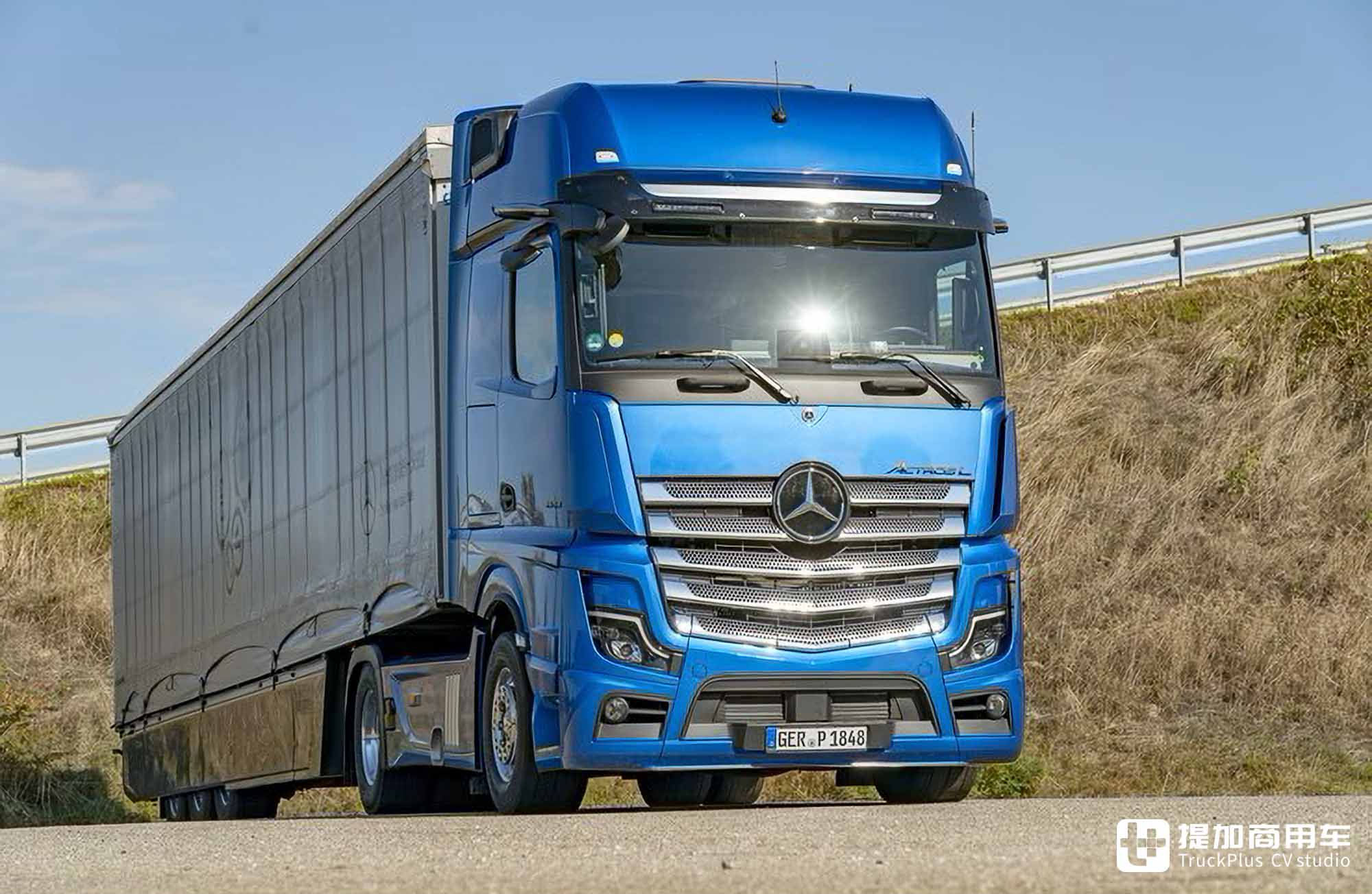第三代OM471发动机,超人性化单人生活舱,奔驰Actros L 1848旗舰牵引车实拍 - 第3张 - 提加商用车网 第三代OM471发动机,超人性化单人生活舱,奔驰Actros L 1848旗舰牵引车实拍 - 第3张