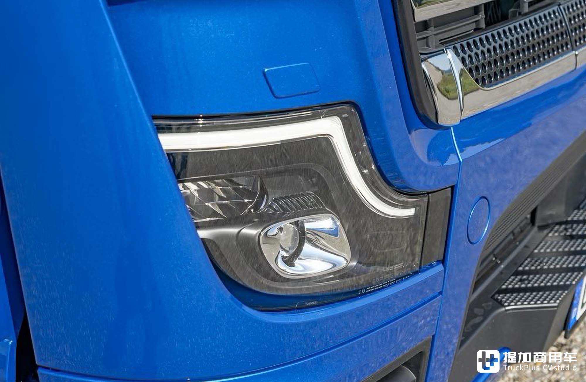 第三代OM471发动机,超人性化单人生活舱,奔驰Actros L 1848旗舰牵引车实拍 - 第5张 - 提加商用车网 第三代OM471发动机,超人性化单人生活舱,奔驰Actros L 1848旗舰牵引车实拍 - 第5张