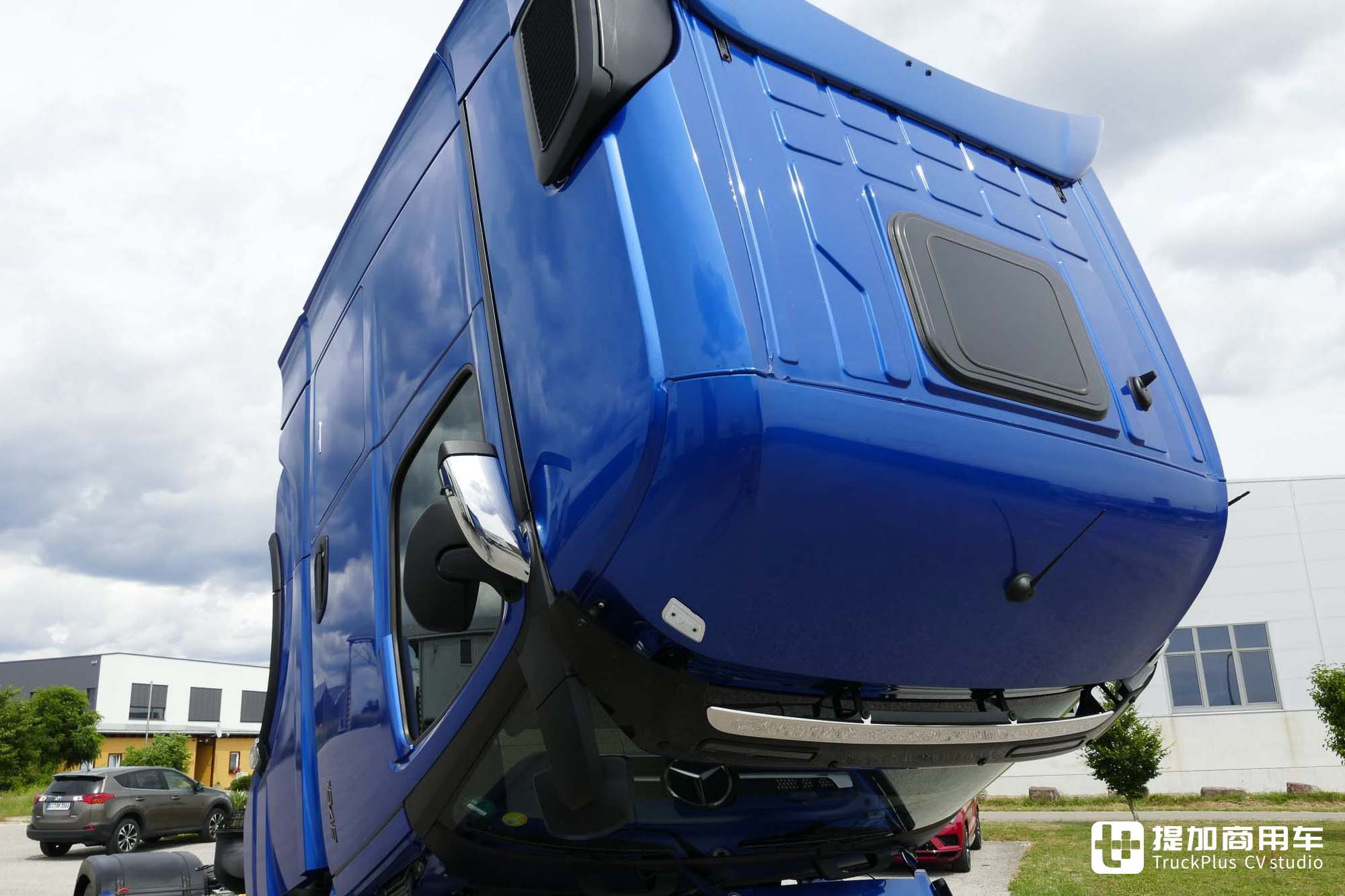 第三代OM471发动机,超人性化单人生活舱,奔驰Actros L 1848旗舰牵引车实拍 - 第6张 - 提加商用车网 第三代OM471发动机,超人性化单人生活舱,奔驰Actros L 1848旗舰牵引车实拍 - 第6张