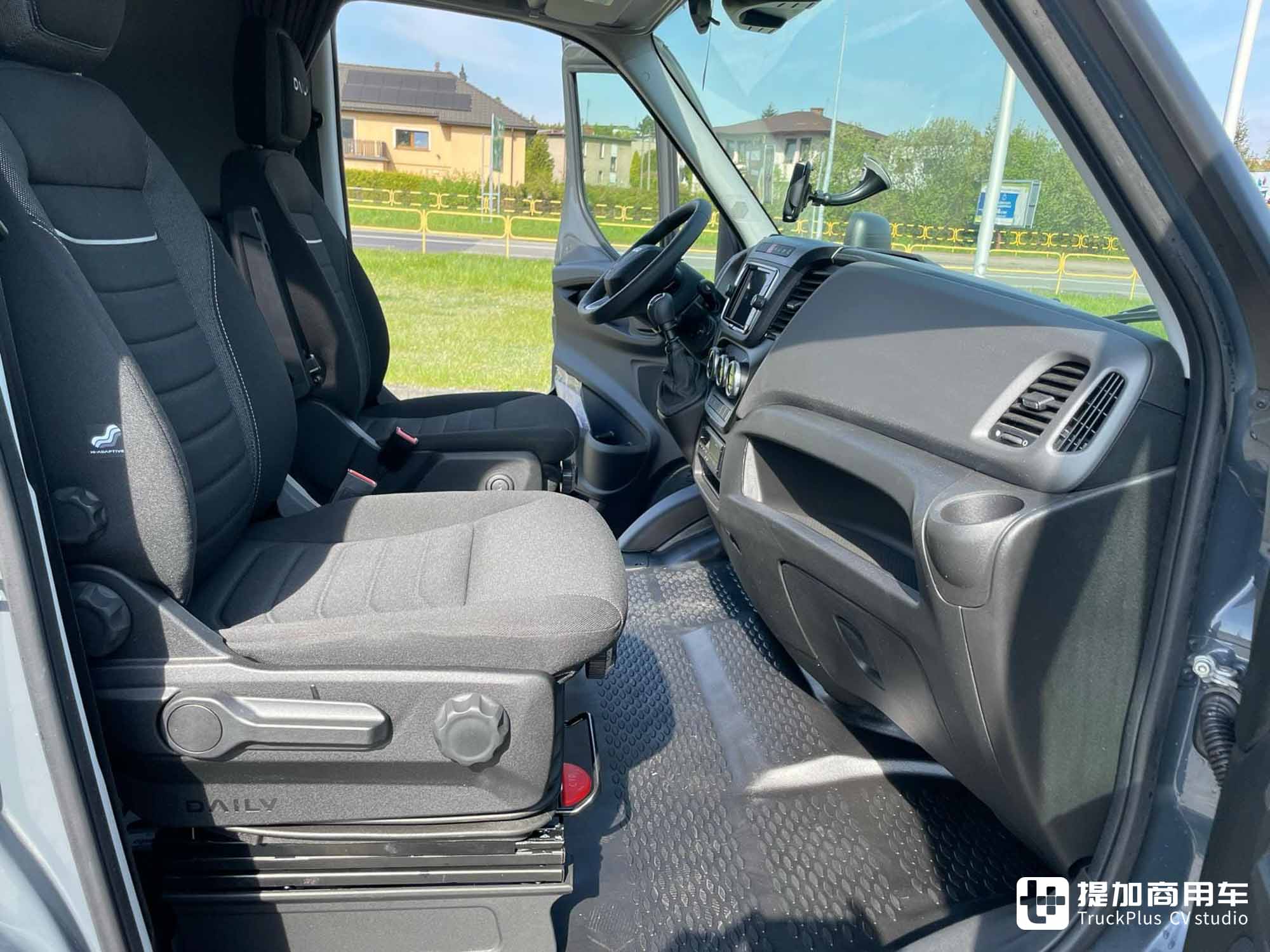 改装生活舱,能睡觉还带厨房?能跑长途的依维柯Daily平板车喜欢吗? - 第9张 - 提加商用车网 改装生活舱,能睡觉还带厨房?能跑长途的依维柯Daily平板车喜欢吗? - 第9张