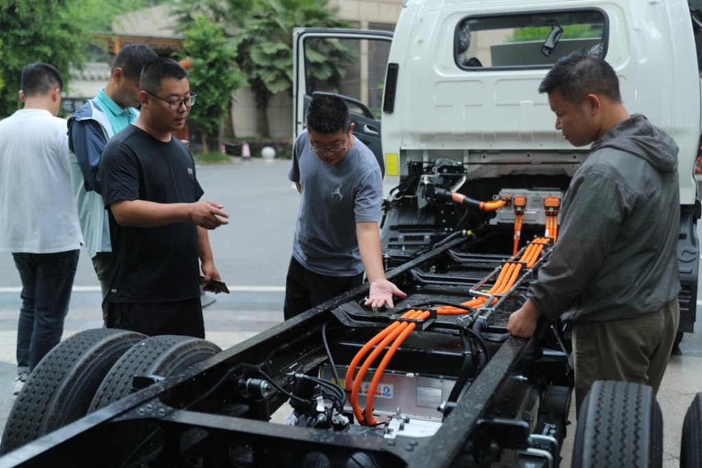 江淮1卡帅铃EV5成都上市!以“威武”之姿,助力城配物流平稳“油换电” - 第2张 - 提加商用车网 江淮1卡帅铃EV5成都上市!以“威武”之姿,助力城配物流平稳“油换电” - 第2张