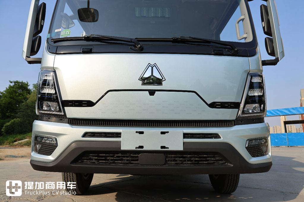 国产高端轻卡新标杆?拒绝配置同质化,重汽全新推出的豪沃统帅Pro轻卡实拍 - 第2张 - 提加商用车网 国产高端轻卡新标杆?拒绝配置同质化,重汽全新推出的豪沃统帅Pro轻卡实拍 - 第2张