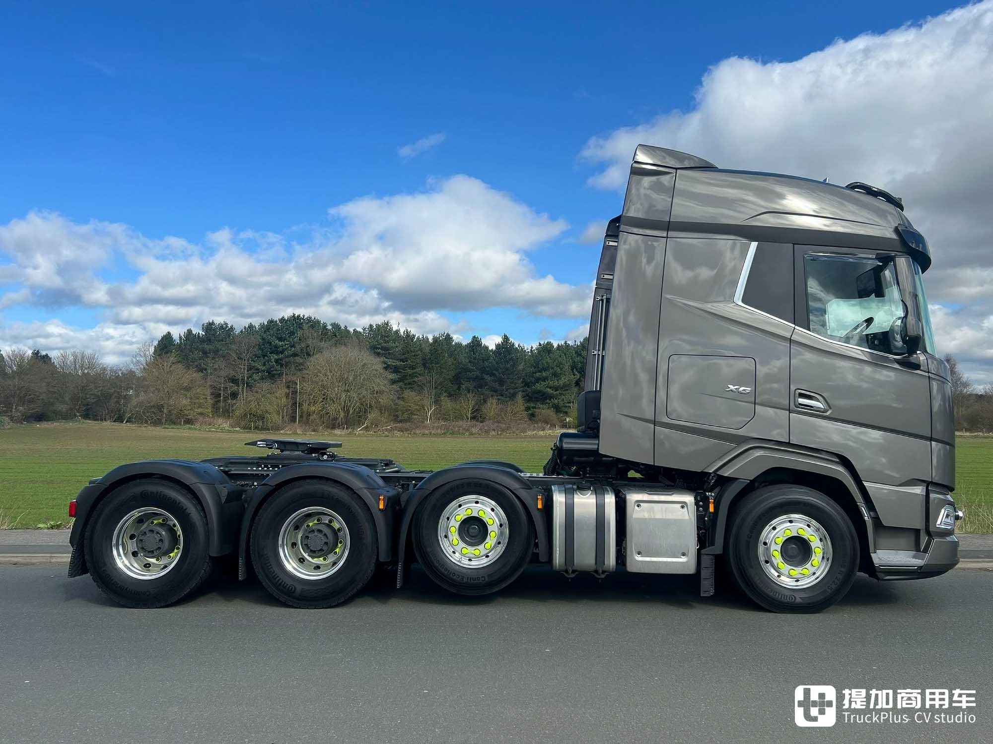 战斗力150吨，配智能内饰+电动卧铺，达夫XG 8x4大件牵引车实拍