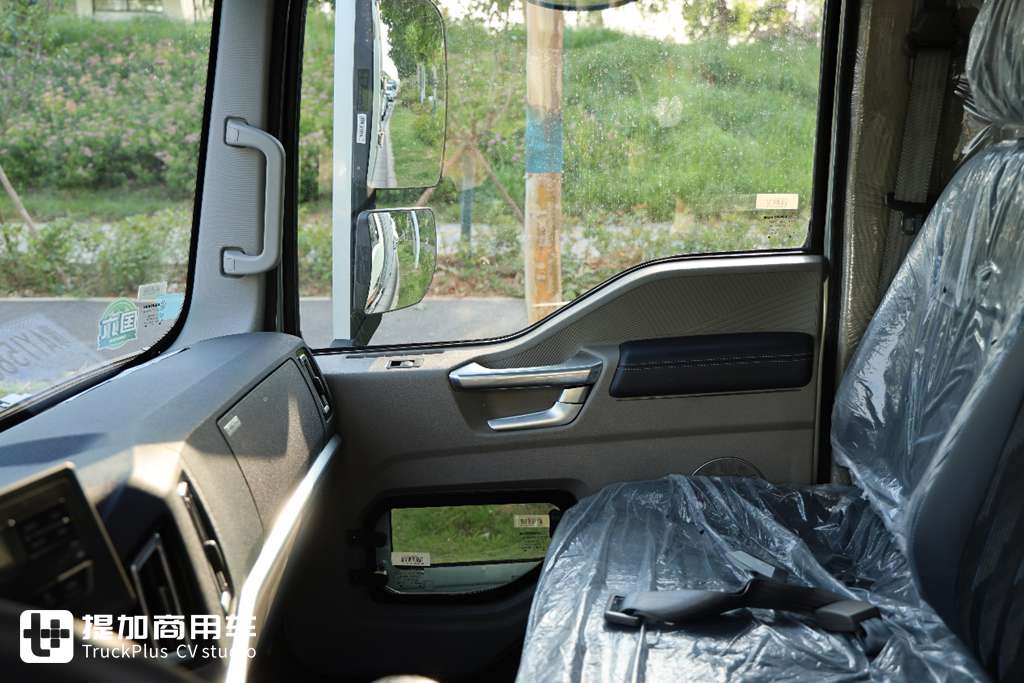 国产高端轻卡新标杆?拒绝配置同质化,重汽全新推出的豪沃统帅Pro轻卡实拍 - 第6张 - 提加商用车网 国产高端轻卡新标杆?拒绝配置同质化,重汽全新推出的豪沃统帅Pro轻卡实拍 - 第6张