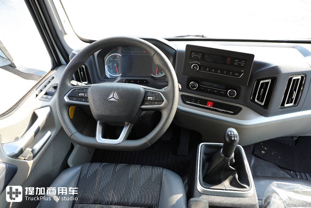 国产高端轻卡新标杆?拒绝配置同质化,重汽全新推出的豪沃统帅Pro轻卡实拍 - 第11张 - 提加商用车网 国产高端轻卡新标杆?拒绝配置同质化,重汽全新推出的豪沃统帅Pro轻卡实拍 - 第11张