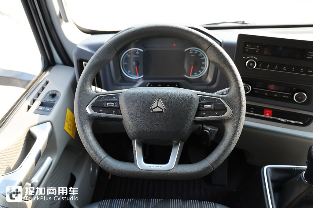 国产高端轻卡新标杆?拒绝配置同质化,重汽全新推出的豪沃统帅Pro轻卡实拍 - 第12张 - 提加商用车网 国产高端轻卡新标杆?拒绝配置同质化,重汽全新推出的豪沃统帅Pro轻卡实拍 - 第12张