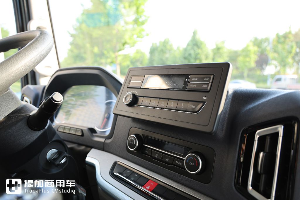 国产高端轻卡新标杆?拒绝配置同质化,重汽全新推出的豪沃统帅Pro轻卡实拍 - 第13张 - 提加商用车网 国产高端轻卡新标杆?拒绝配置同质化,重汽全新推出的豪沃统帅Pro轻卡实拍 - 第13张