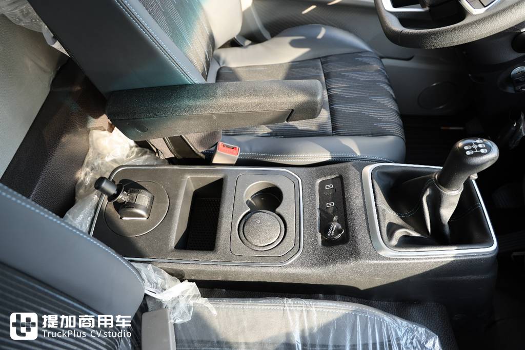 国产高端轻卡新标杆?拒绝配置同质化,重汽全新推出的豪沃统帅Pro轻卡实拍 - 第16张 - 提加商用车网 国产高端轻卡新标杆?拒绝配置同质化,重汽全新推出的豪沃统帅Pro轻卡实拍 - 第16张