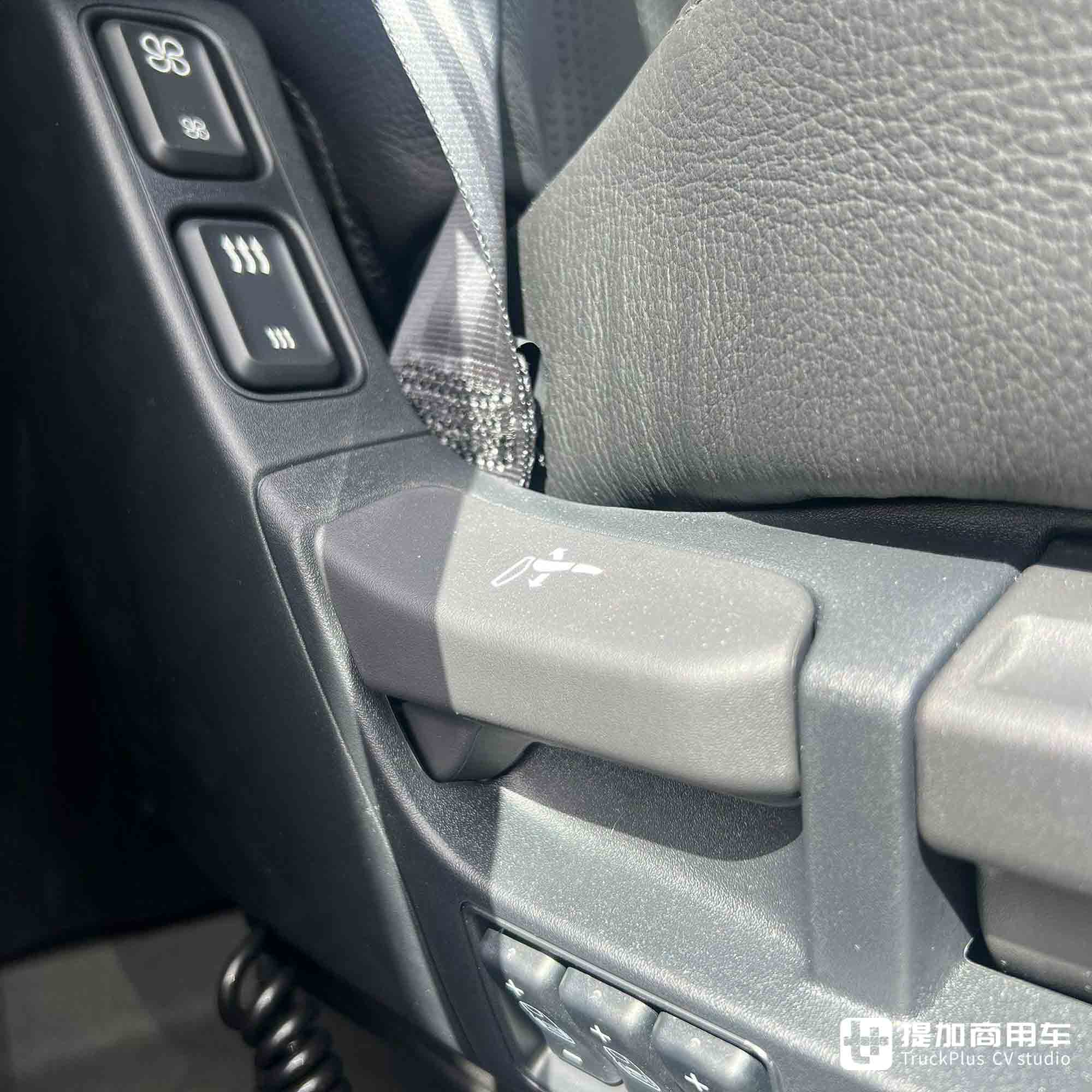 战斗力150吨,配智能内饰+电动卧铺,达夫XG 8x4大件牵引车实拍 - 第17张 - 提加商用车网 战斗力150吨,配智能内饰+电动卧铺,达夫XG 8x4大件牵引车实拍 - 第17张