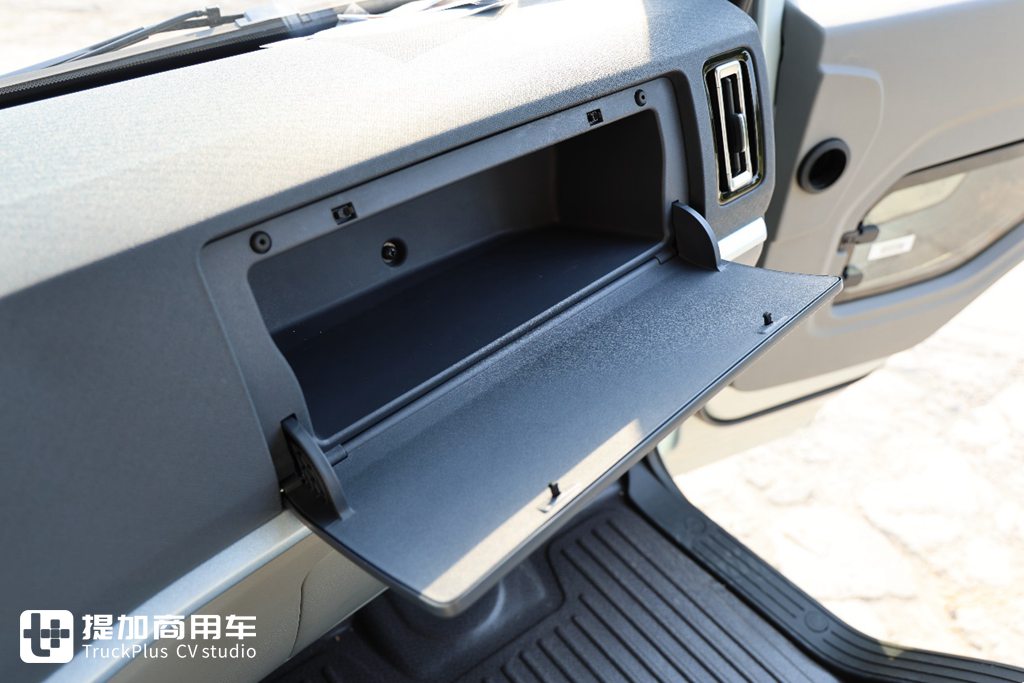 国产高端轻卡新标杆?拒绝配置同质化,重汽全新推出的豪沃统帅Pro轻卡实拍 - 第18张 - 提加商用车网 国产高端轻卡新标杆?拒绝配置同质化,重汽全新推出的豪沃统帅Pro轻卡实拍 - 第18张