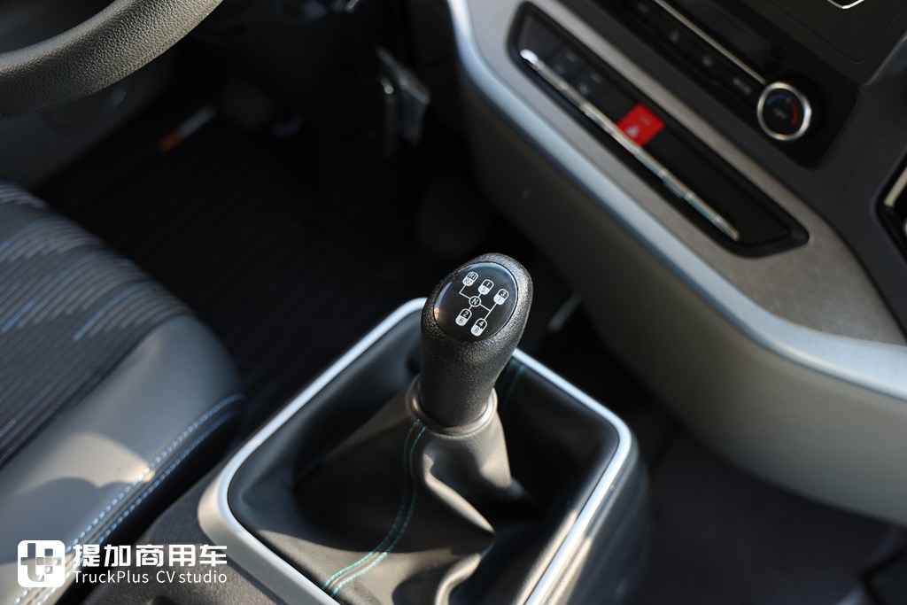 国产高端轻卡新标杆?拒绝配置同质化,重汽全新推出的豪沃统帅Pro轻卡实拍 - 第20张 - 提加商用车网 国产高端轻卡新标杆?拒绝配置同质化,重汽全新推出的豪沃统帅Pro轻卡实拍 - 第20张