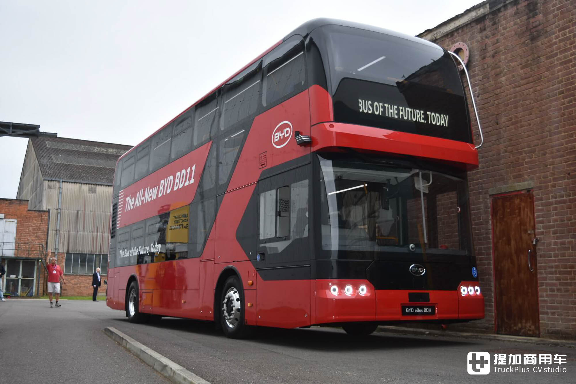 超强自主三电+铝合金车身，安全可靠清洁环保，比亚迪BD11双层纯电动大巴全球首发