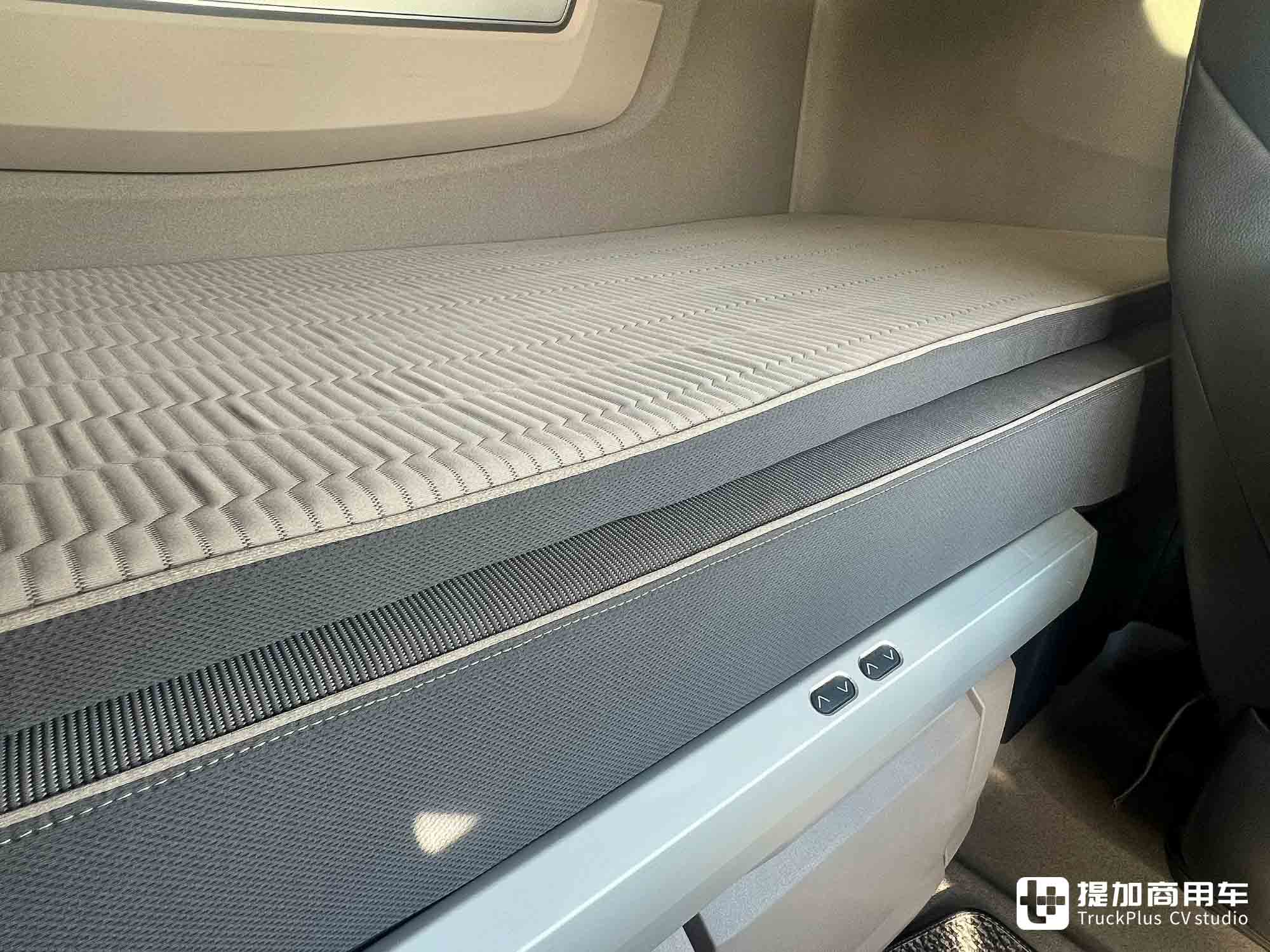 战斗力150吨,配智能内饰+电动卧铺,达夫XG 8x4大件牵引车实拍 - 第23张 - 提加商用车网 战斗力150吨,配智能内饰+电动卧铺,达夫XG 8x4大件牵引车实拍 - 第23张