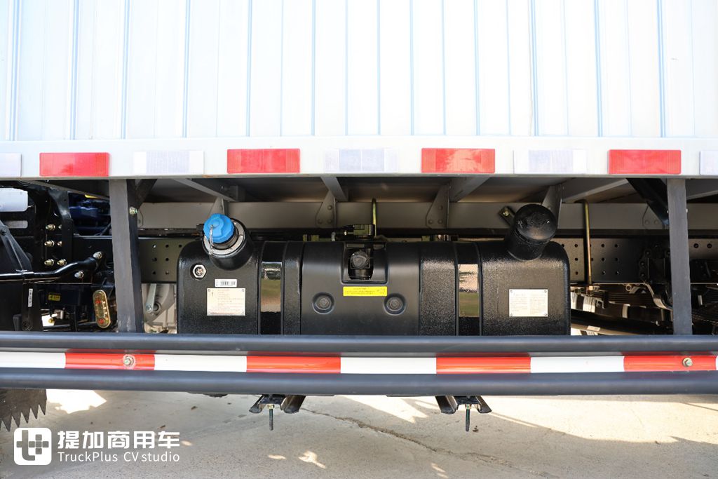 国产高端轻卡新标杆?拒绝配置同质化,重汽全新推出的豪沃统帅Pro轻卡实拍 - 第25张 - 提加商用车网 国产高端轻卡新标杆?拒绝配置同质化,重汽全新推出的豪沃统帅Pro轻卡实拍 - 第25张