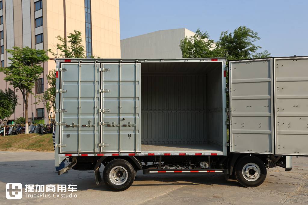 国产高端轻卡新标杆?拒绝配置同质化,重汽全新推出的豪沃统帅Pro轻卡实拍 - 第27张 - 提加商用车网 国产高端轻卡新标杆?拒绝配置同质化,重汽全新推出的豪沃统帅Pro轻卡实拍 - 第27张