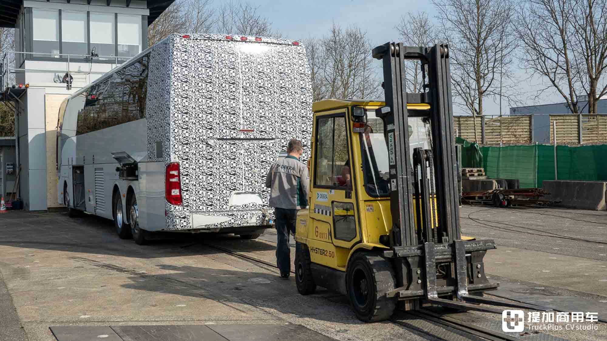 最安全的豪华巴士之一?走进奔驰Tourrider碰撞测试现场,带你看到底安全几何! - 第11张 - 提加商用车网 最安全的豪华巴士之一?走进奔驰Tourrider碰撞测试现场,带你看到底安全几何! - 第11张