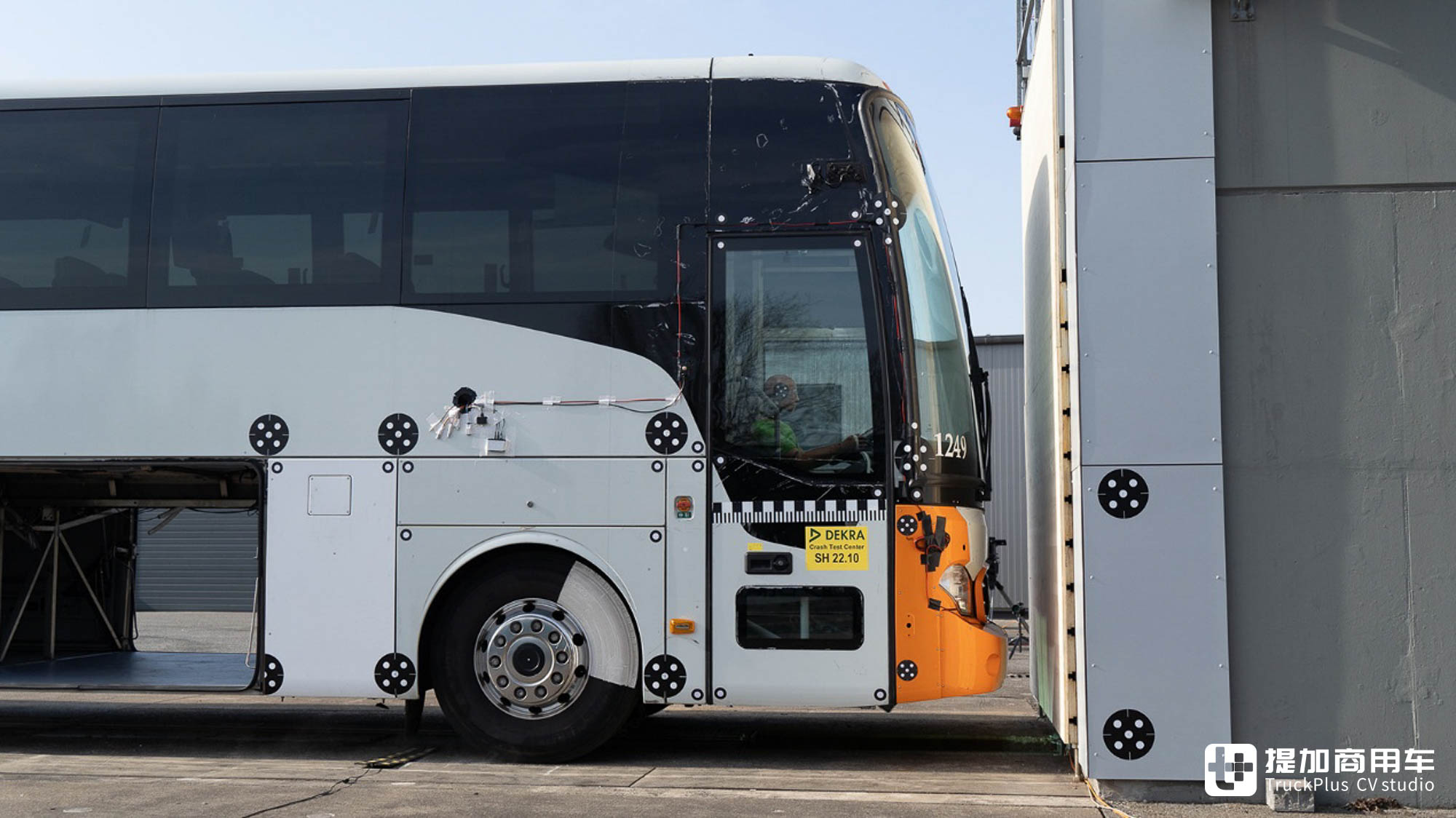 最安全的豪华巴士之一?走进奔驰Tourrider碰撞测试现场,带你看到底安全几何! - 第12张 - 提加商用车网 最安全的豪华巴士之一?走进奔驰Tourrider碰撞测试现场,带你看到底安全几何! - 第12张