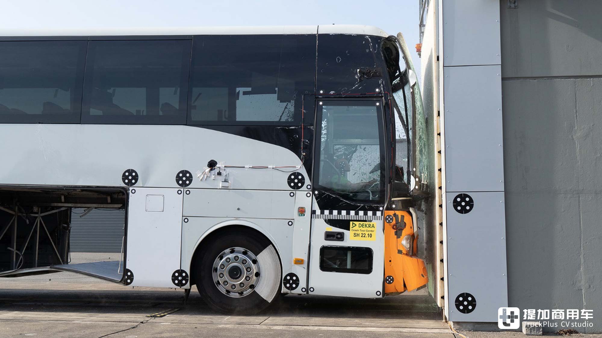 最安全的豪华巴士之一?走进奔驰Tourrider碰撞测试现场,带你看到底安全几何! - 第13张 - 提加商用车网 最安全的豪华巴士之一?走进奔驰Tourrider碰撞测试现场,带你看到底安全几何! - 第13张