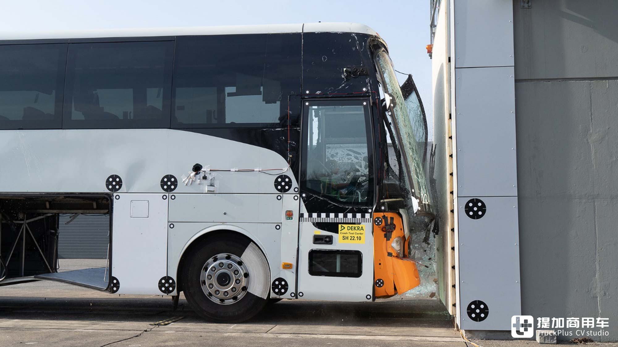 最安全的豪华巴士之一?走进奔驰Tourrider碰撞测试现场,带你看到底安全几何! - 第14张 - 提加商用车网 最安全的豪华巴士之一?走进奔驰Tourrider碰撞测试现场,带你看到底安全几何! - 第14张