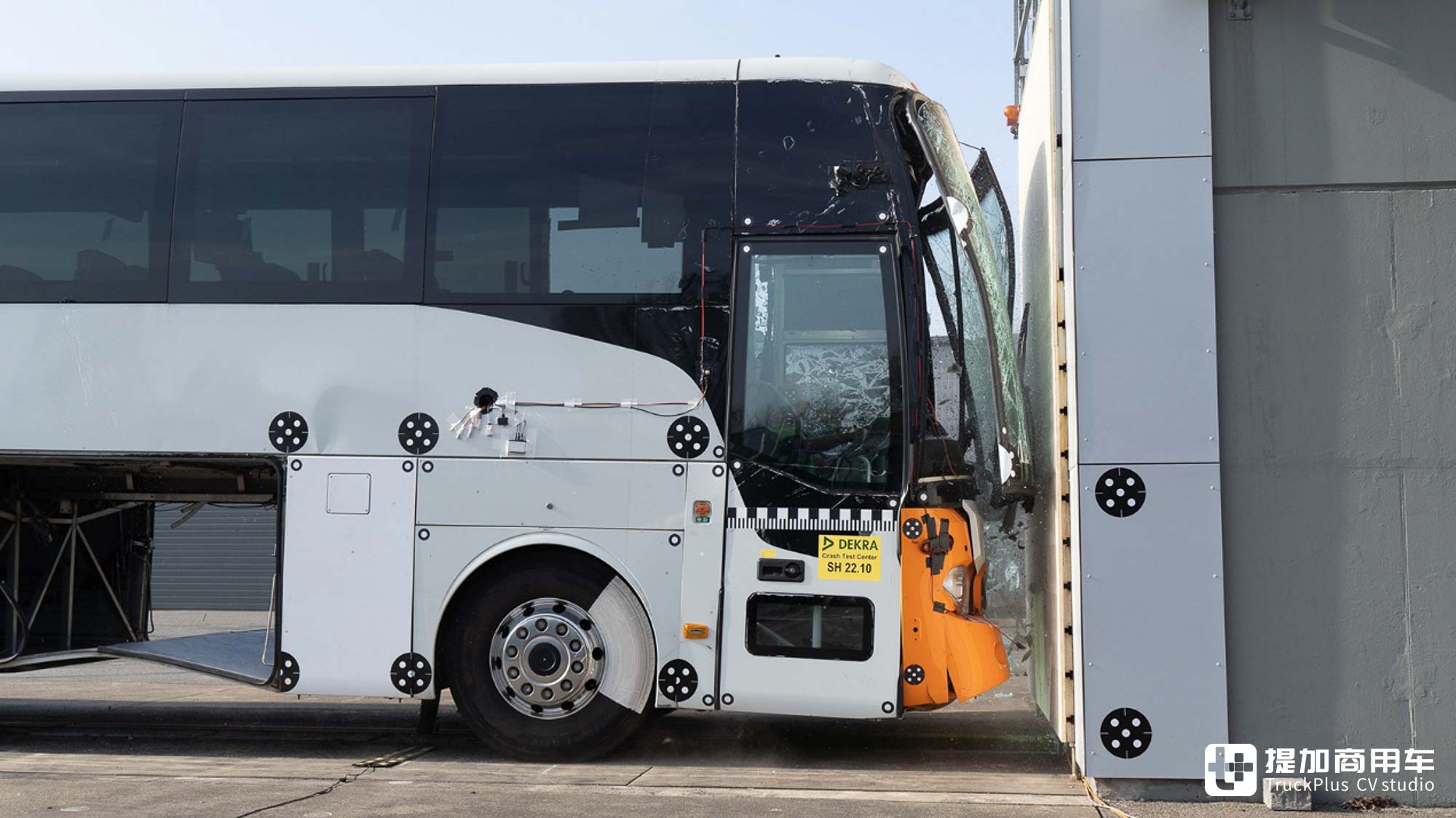 最安全的豪华巴士之一?走进奔驰Tourrider碰撞测试现场,带你看到底安全几何! - 第3张 - 提加商用车网 最安全的豪华巴士之一?走进奔驰Tourrider碰撞测试现场,带你看到底安全几何! - 第3张