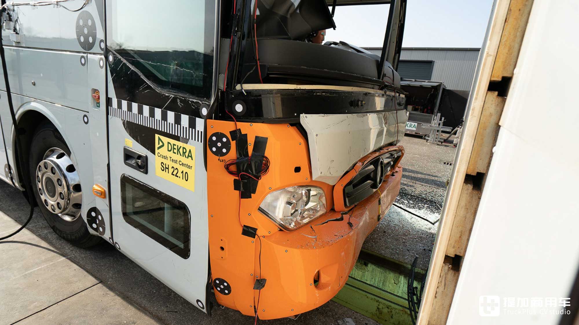 最安全的豪华巴士之一?走进奔驰Tourrider碰撞测试现场,带你看到底安全几何! - 第6张 - 提加商用车网 最安全的豪华巴士之一?走进奔驰Tourrider碰撞测试现场,带你看到底安全几何! - 第6张