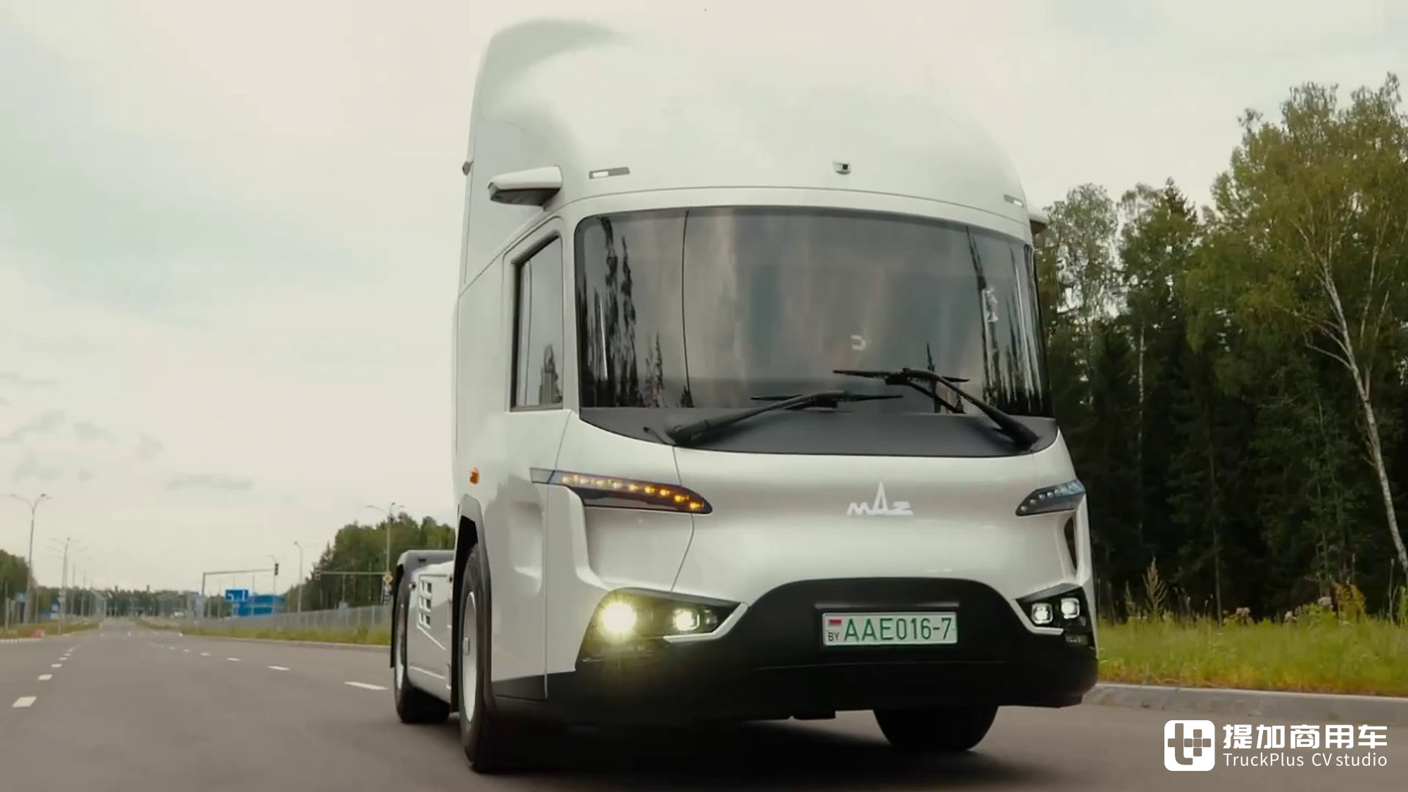 超大低入口生活舱，增程式混合动力，带你看白俄罗斯MAZ-X牵引车