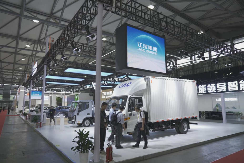 2024上海国际低碳智慧出行展览会开幕,江淮1卡帅铃EV5“威武”亮相