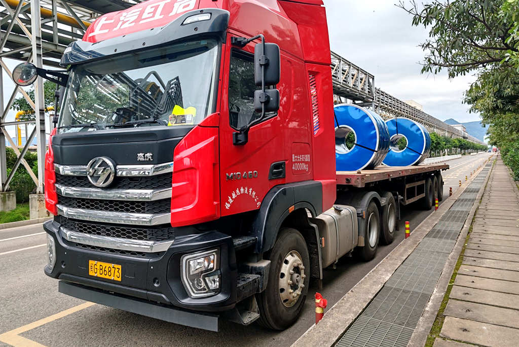 90后司机好评上汽红岩杰虎H6 M10低耗轻量,高效稳赚!