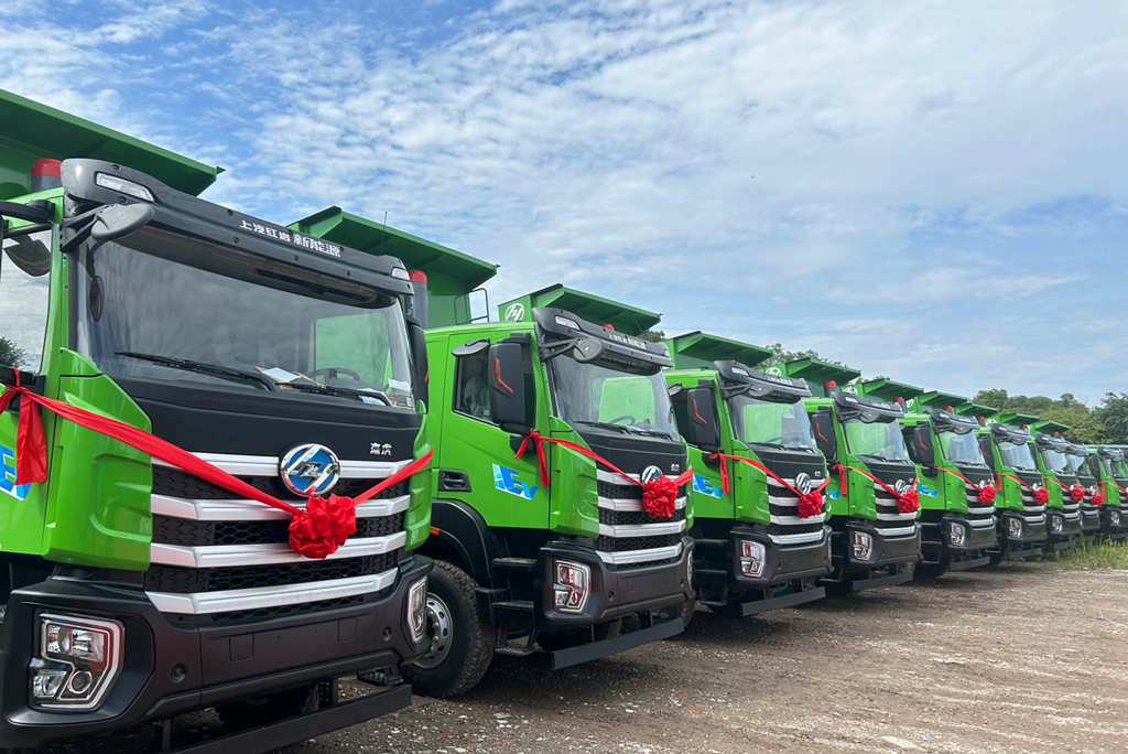 上汽红岩新能源自卸车交付宜宾大客户