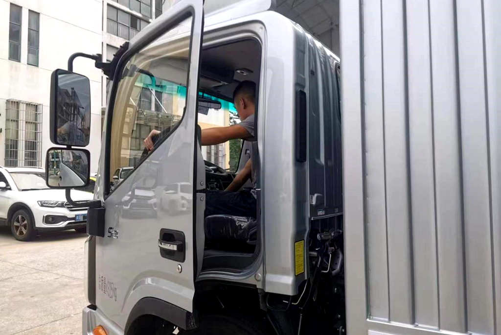 亲戚介绍拉广告物料 他果断辞职买江淮1卡帅铃S3荣耀版开启精彩人生 - 第3张 - 提加商用车网 亲戚介绍拉广告物料 他果断辞职买江淮1卡帅铃S3荣耀版开启精彩人生 - 第3张