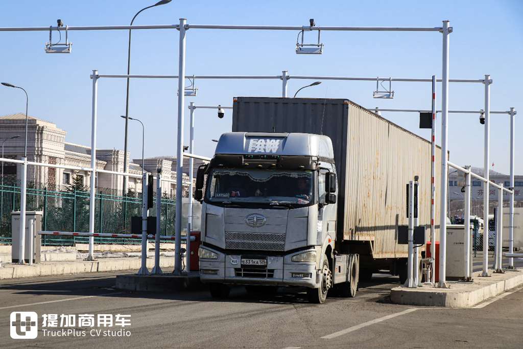 绥芬河口岸卡车实拍(上),国产卡车越来越多,俄罗斯卡车真破旧,还有日系卡车在跑? - 第13张 - 提加商用车网 绥芬河口岸卡车实拍(上),国产卡车越来越多,俄罗斯卡车真破旧,还有日系卡车在跑? - 第13张